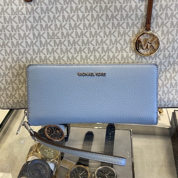 MICHAEL KORS
Leather Continental Wristlet Phone Case Wallet
Pale Blue
NWT - Picture 4 of 16